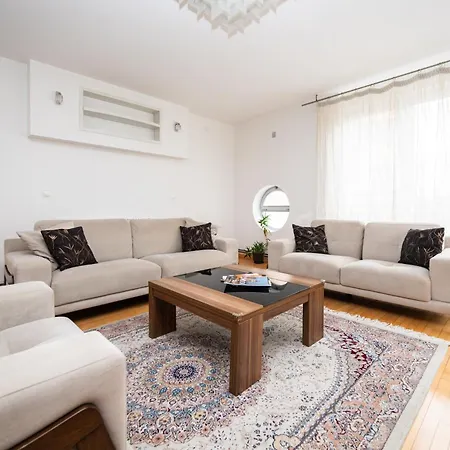 Spacious & Modern Apartment In The City Centre Sarajevo Exterior photo