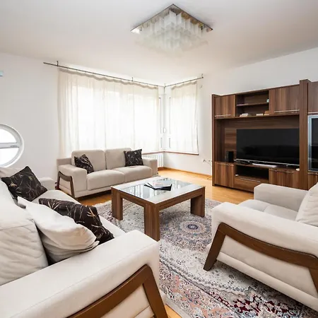 Spacious & Modern Apartment In The City Centre Sarajevo Exterior photo
