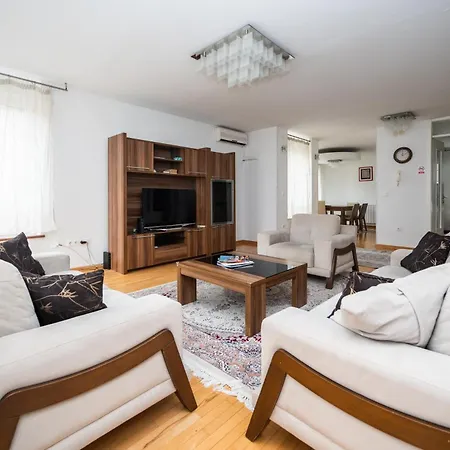 Spacious & Modern Apartment In The City Centre Sarajevo Exterior photo