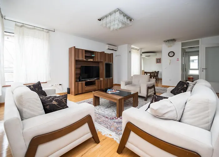 Spacious & Modern Apartment In The City Centre