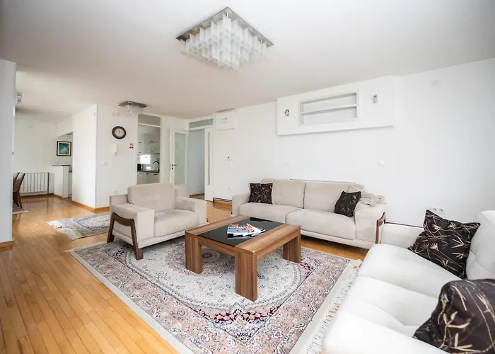 Spacious & Modern Apartment In The City Centre